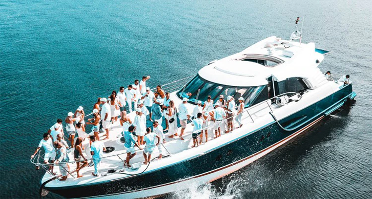 A complete guide to host a yacht party in Dubai