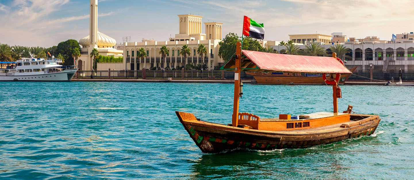 قوارب خور دبي: اكتشف سحر المدينة البحرية في رحلة لا تُنسى