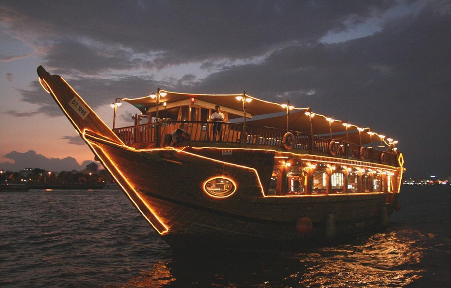 كيفية استئجار قارب في خور دبي
