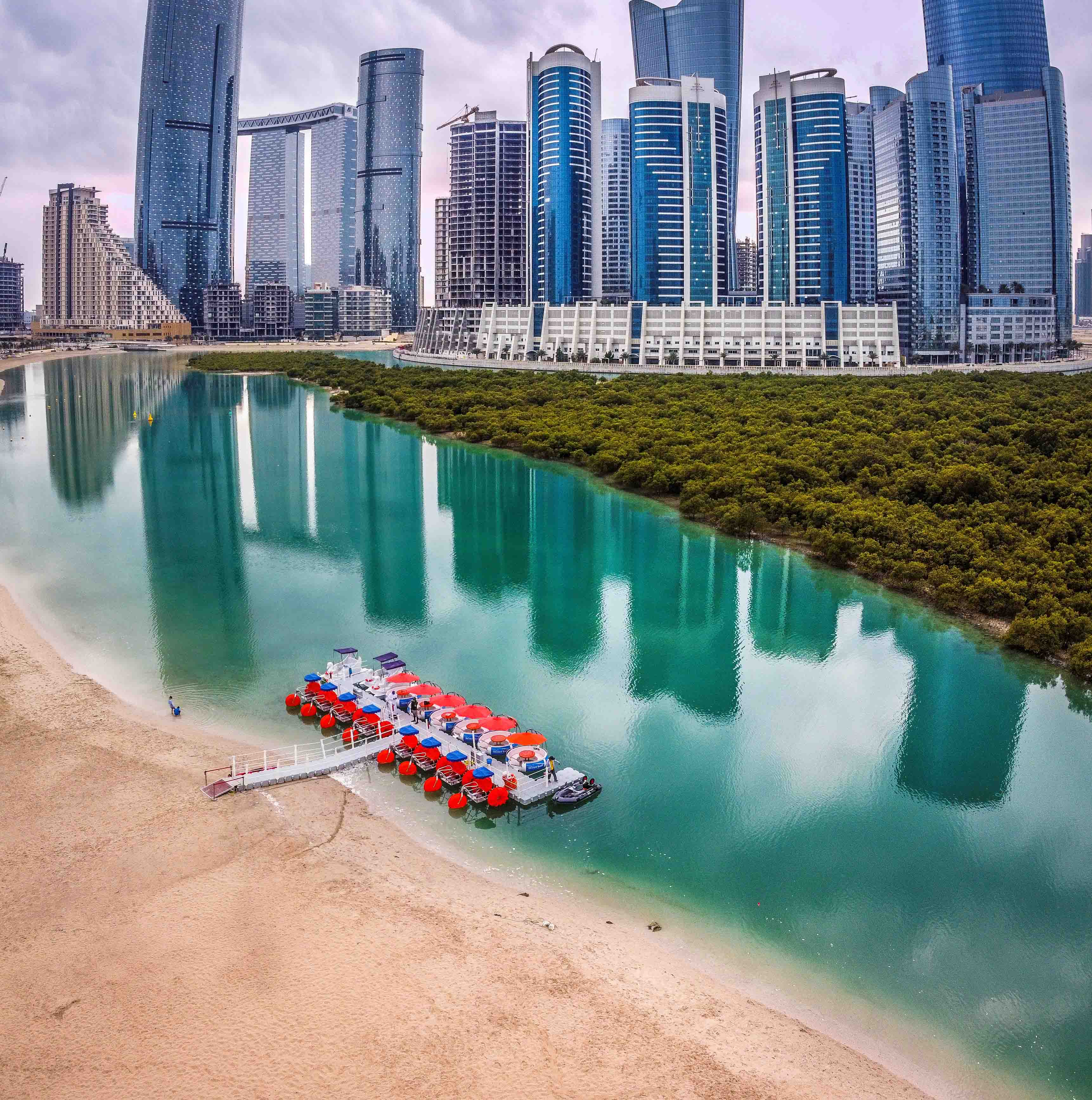 استمتع بركوب قارب الدونات الكهربائي حول جزيرة الريم الخلابة